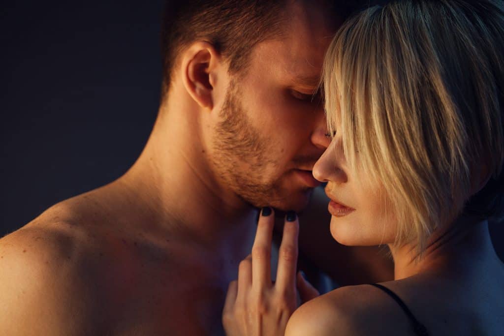 Seksualno napredovanje in eksperimentiranje preko erotičnega telefona: Brezmejne možnosti na daljavo