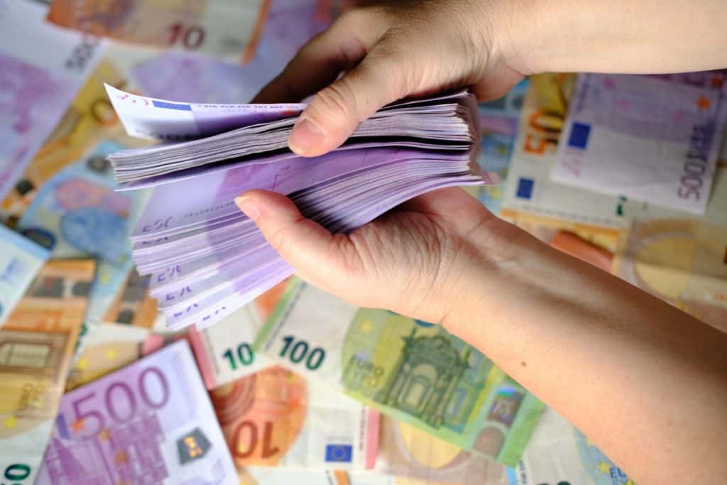 Uporaba finančnih simulacij za sprejemanje odločitev Uporaba finančnih simulacij za sprejemanje odločitev