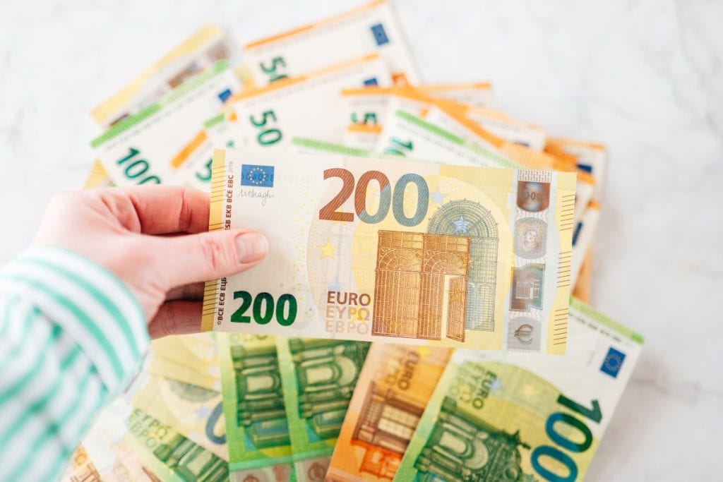 Uporaba mesečnega načrta za dosego varčevalnih ciljev Uporaba mesečnega načrta za dosego varčevalnih ciljev