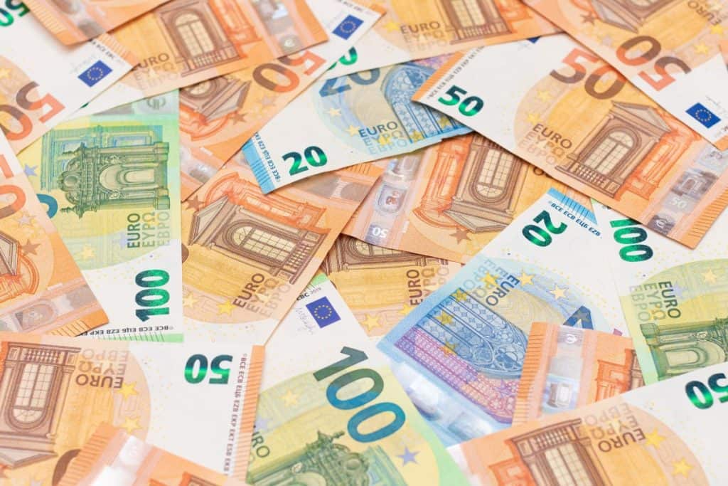 Uporaba mobilnih aplikacij za upravljanje osebnih financ Uporaba mobilnih aplikacij za upravljanje osebnih financ